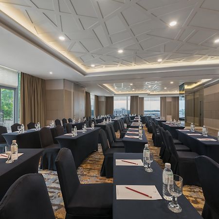 Отель Ascott Makati Макати Экстерьер фото