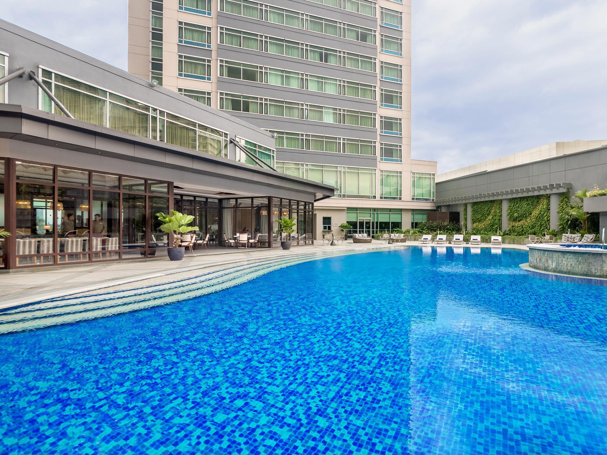 Отель Ascott Makati Макати Экстерьер фото